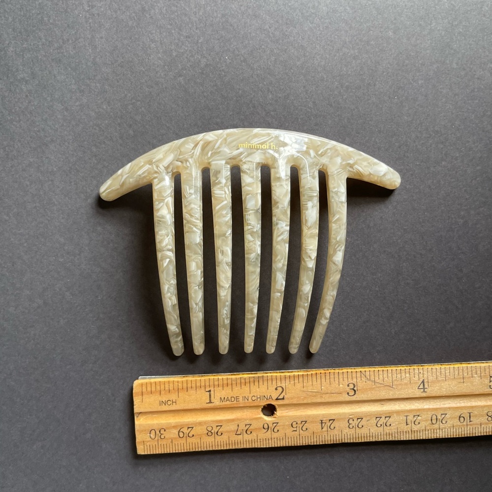 Minimal H. Cream Shell Pin - Picture 4 of 6
